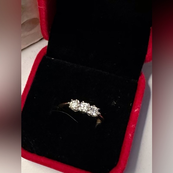 14K Gold and White Gold 3 Diamond Ring. In Very Good Condition. Size 6.75 - Picture 5 of 16